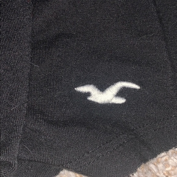 black tee from hollister - Picture 3 of 4